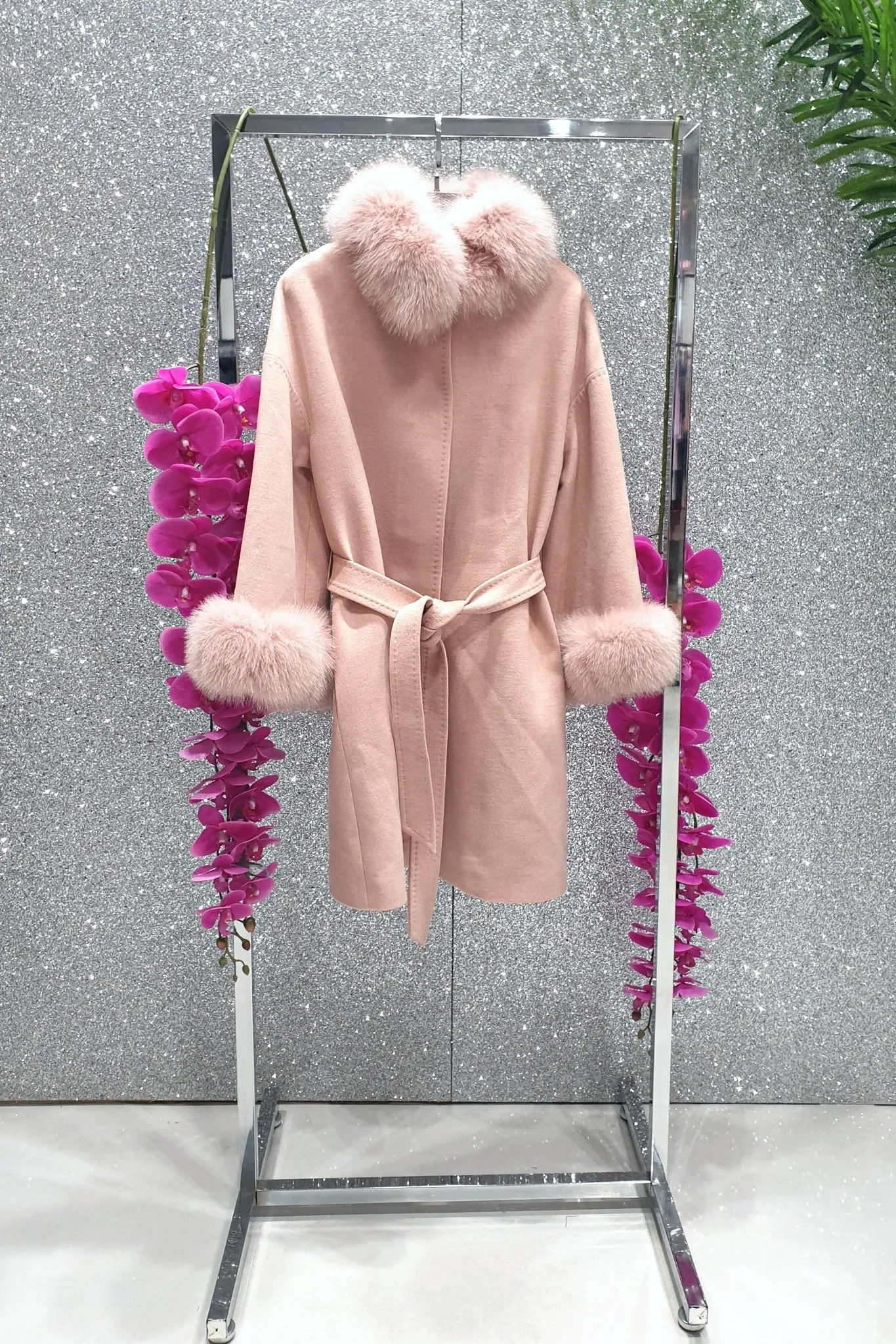 Cappotto in lana cashmere rosa invernale foderato con collo e polsi in pelo naturale